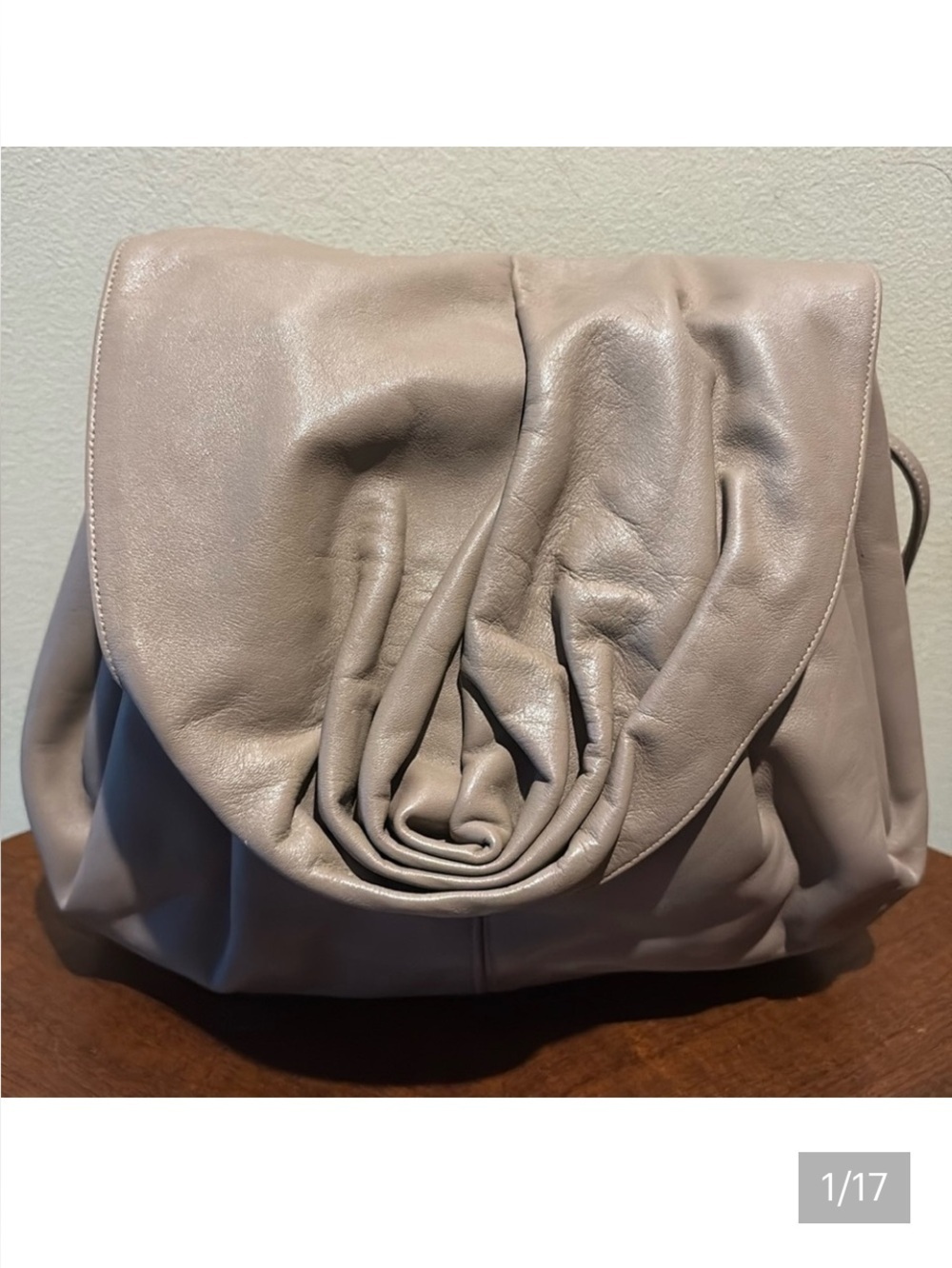 Susan Gail Vintage leather Crossbody
bag NWOT Taupe leather interior lightw